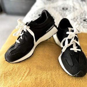 New Balance 327. Super good condition. Only worn twice. It’s fits me tight.
